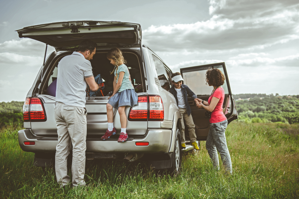 Папа сын машины. Семья путешествует на машине. Машина для путешествий семьей. Семейная поездка на машине. Универсал для путешествий.