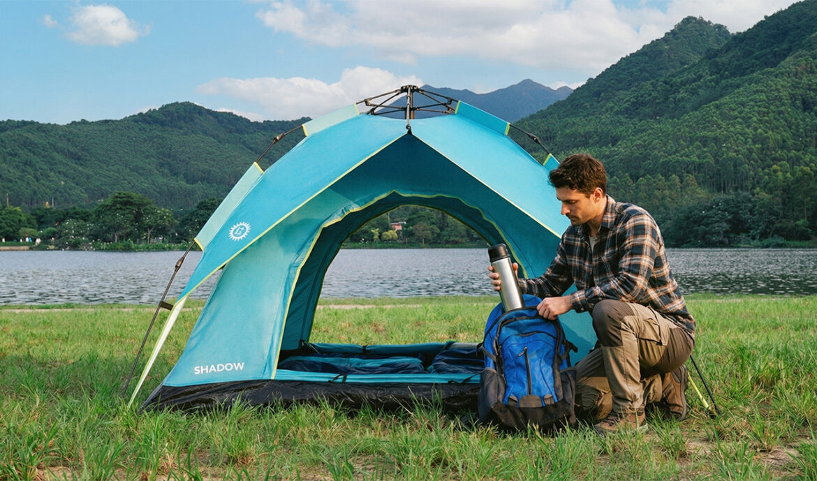 Praktická outdoorová výbava pripravená na víkendový pobyt a výlet do prírody.